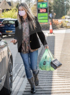 Excl- Kate Moss Shopping at her Local Co-op