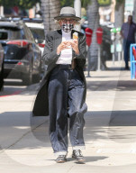 PEOPLE - Diane Keaton mit Louis Vuitton-Brieftasche unter dem Arm geniesst ein Eis