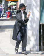 PEOPLE - Diane Keaton mit Louis Vuitton-Brieftasche unter dem Arm geniesst ein Eis