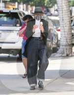 PEOPLE - Diane Keaton mit Louis Vuitton-Brieftasche unter dem Arm geniesst ein Eis