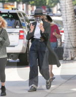 PEOPLE - Diane Keaton mit Louis Vuitton-Brieftasche unter dem Arm geniesst ein Eis
