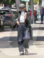 PEOPLE - Diane Keaton mit Louis Vuitton-Brieftasche unter dem Arm geniesst ein Eis