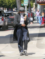 PEOPLE - Diane Keaton mit Louis Vuitton-Brieftasche unter dem Arm geniesst ein Eis