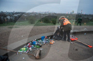 NEWS - Coronavirus: Ein Gemeindearbeiter säubert den Hang von Primrose Hill im Norden Londons von Müll