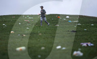 NEWS - Coronavirus: Ein Gemeindearbeiter säubert den Hang von Primrose Hill im Norden Londons von Müll