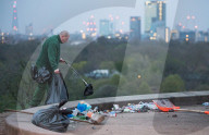 NEWS - Coronavirus: Ein Gemeindearbeiter säubert den Hang von Primrose Hill im Norden Londons von Müll