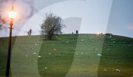 NEWS - Coronavirus: Ein Gemeindearbeiter säubert den Hang von Primrose Hill im Norden Londons von Müll