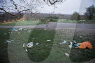 NEWS - Coronavirus: Ein Gemeindearbeiter säubert den Hang von Primrose Hill im Norden Londons von Müll
