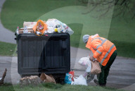 NEWS - Coronavirus: Ein Gemeindearbeiter säubert den Hang von Primrose Hill im Norden Londons von Müll