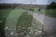 NEWS - Coronavirus: Ein Gemeindearbeiter säubert den Hang von Primrose Hill im Norden Londons von Müll