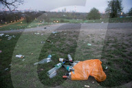 NEWS - Coronavirus: Ein Gemeindearbeiter säubert den Hang von Primrose Hill im Norden Londons von Müll