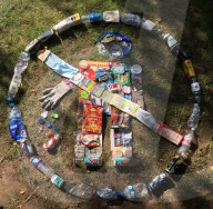 FEATURE - Tom Yates sammelt Abfälle und verwandelt sie in seinem Garten in Kunstwerke