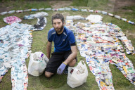 FEATURE - Tom Yates sammelt Abfälle und verwandelt sie in seinem Garten in Kunstwerke