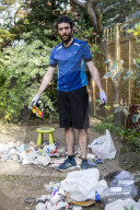 FEATURE - Tom Yates sammelt Abfälle und verwandelt sie in seinem Garten in Kunstwerke