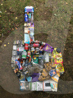 FEATURE - Tom Yates sammelt Abfälle und verwandelt sie in seinem Garten in Kunstwerke
