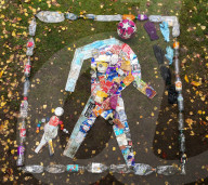 FEATURE - Tom Yates sammelt Abfälle und verwandelt sie in seinem Garten in Kunstwerke