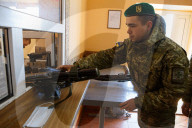 NEWS - Ukrainische Grenzschützer patrouillieren an der Grenze zu Ungarn in der Region Zakarpattia