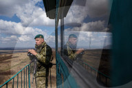 NEWS - Ukrainische Grenzschützer patrouillieren an der Grenze zu Ungarn in der Region Zakarpattia