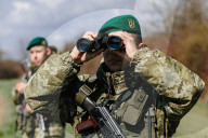 NEWS - Ukrainische Grenzschützer patrouillieren an der Grenze zu Ungarn in der Region Zakarpattia