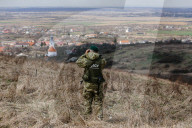 NEWS - Ukrainische Grenzschützer patrouillieren an der Grenze zu Ungarn in der Region Zakarpattia