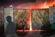 NEWS - Zusammenstösse zwischen nationalistischen Jugendlichen und Loyalisten in Belfast