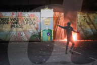 NEWS - Zusammenstösse zwischen nationalistischen Jugendlichen und Loyalisten in Belfast