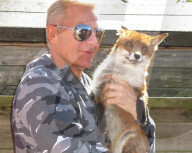 FEATURE - Nickerchen im Jackenärmel: Les Hemstock nimmt sich eines verwaisten Fuchsjungen an