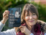 NEWS - Kim Chown hat ein Buch über jahrelangen sexuellem Missbrauch durch ihren Universitätsdozenten geschrieben
