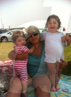 SCHICKSALE - Durch eine Sepsis verliert Sue Neill Arme und Beine: Dank bionischer Prothesen kann sie ihre vier Kinder wieder in die Arme schliessen