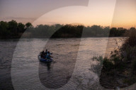 NEWS - Migranten aus Mittelamerika überqueren den Rio Grande von Mexiko in die USA