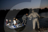 NEWS - Migranten aus Mittelamerika überqueren den Rio Grande von Mexiko in die USA