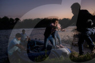 NEWS - Migranten aus Mittelamerika überqueren den Rio Grande von Mexiko in die USA