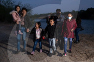 NEWS - Migranten aus Mittelamerika überqueren den Rio Grande von Mexiko in die USA