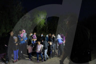 NEWS - Migranten aus Mittelamerika überqueren den Rio Grande von Mexiko in die USA