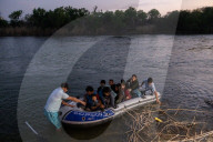 NEWS - Migranten aus Mittelamerika überqueren den Rio Grande von Mexiko in die USA