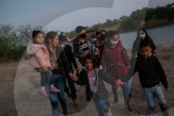 NEWS - Migranten aus Mittelamerika überqueren den Rio Grande von Mexiko in die USA