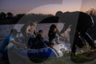 NEWS - Migranten aus Mittelamerika überqueren den Rio Grande von Mexiko in die USA