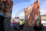 NEWS - Bauarbeiter reparieren Tore an Friedensmauer in West Belfast nach Unruhen