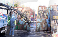 NEWS - Bauarbeiter reparieren Tore an Friedensmauer in West Belfast nach Unruhen