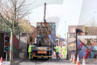 NEWS - Bauarbeiter reparieren Tore an Friedensmauer in West Belfast nach Unruhen