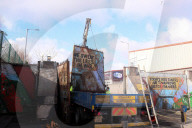 NEWS - Bauarbeiter reparieren Tore an Friedensmauer in West Belfast nach Unruhen