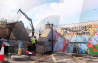 NEWS - Bauarbeiter reparieren Tore an Friedensmauer in West Belfast nach Unruhen