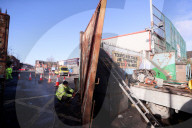 NEWS - Bauarbeiter reparieren Tore an Friedensmauer in West Belfast nach Unruhen