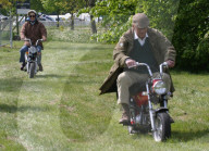 ROYALS - Tod von Prinz Philip: Prinz Philip fährt Motorrad 2012