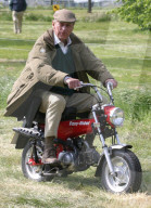 ROYALS - Tod von Prinz Philip: Prinz Philip fährt Motorrad 2012