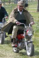 ROYALS - Tod von Prinz Philip: Prinz Philip fährt Motorrad 2012