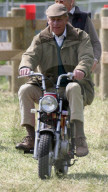 ROYALS - Tod von Prinz Philip: Prinz Philip fährt Motorrad 2012