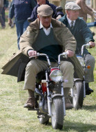 ROYALS - Tod von Prinz Philip: Prinz Philip fährt Motorrad 2012