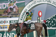 NEWS - Rachel Blackmore gewinnt als erste Frau das Randox Grand National