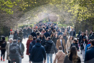 NEWS - Coronavirus: Einwohner Londons spazieren im Regents Park